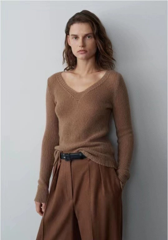 Dame elegant V-hals strikpullover i fin uld med afslappet design og ribstrikdetaljer Stilla