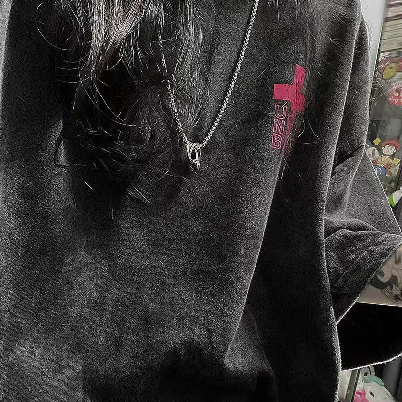 Dame T-shirt i afslappet oversized stil med unik grafik og behagelig rundhalsudskæring Stilla