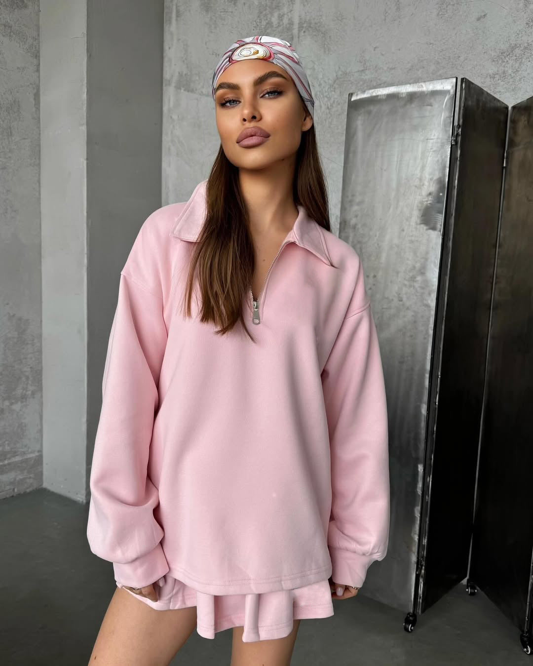 Dame sporty oversized pullover med kort lynlås og ribbede detaljer Skovae