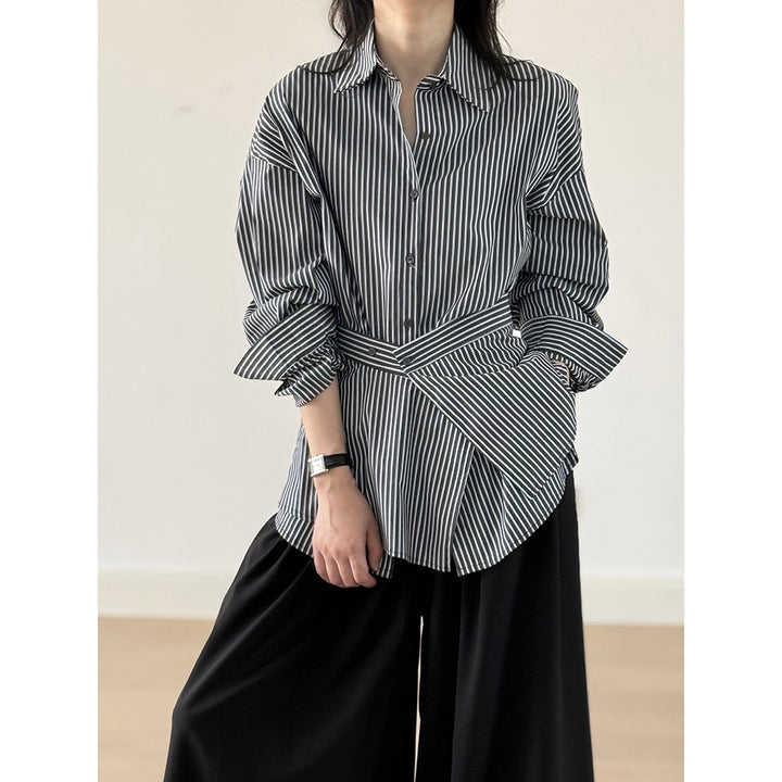 Damebluse med moderne omslagsdesign og elegante pufærmer Stilla