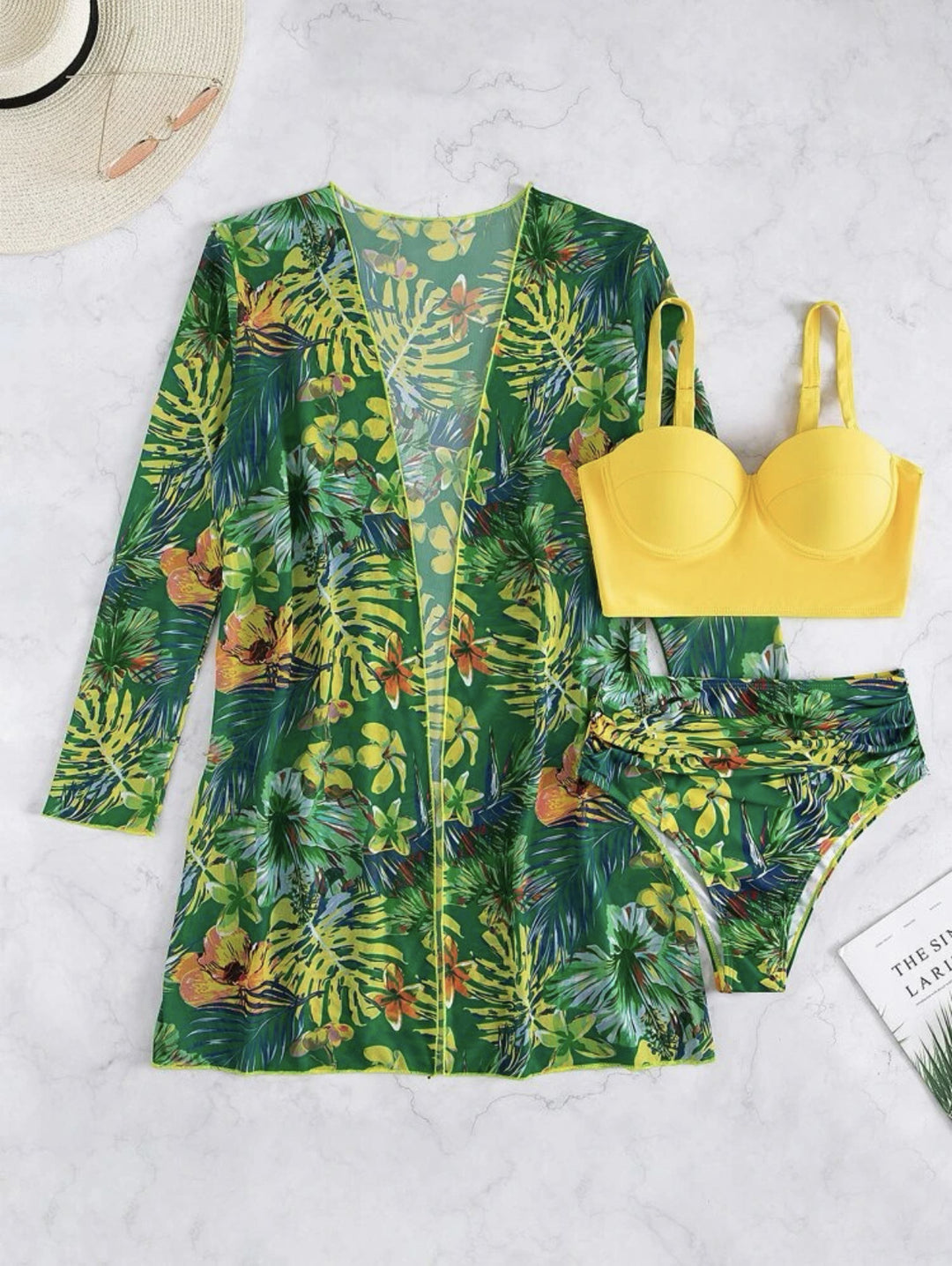 Dame strandoutfit med floralt cover-up og højt skåret bikini Stilla