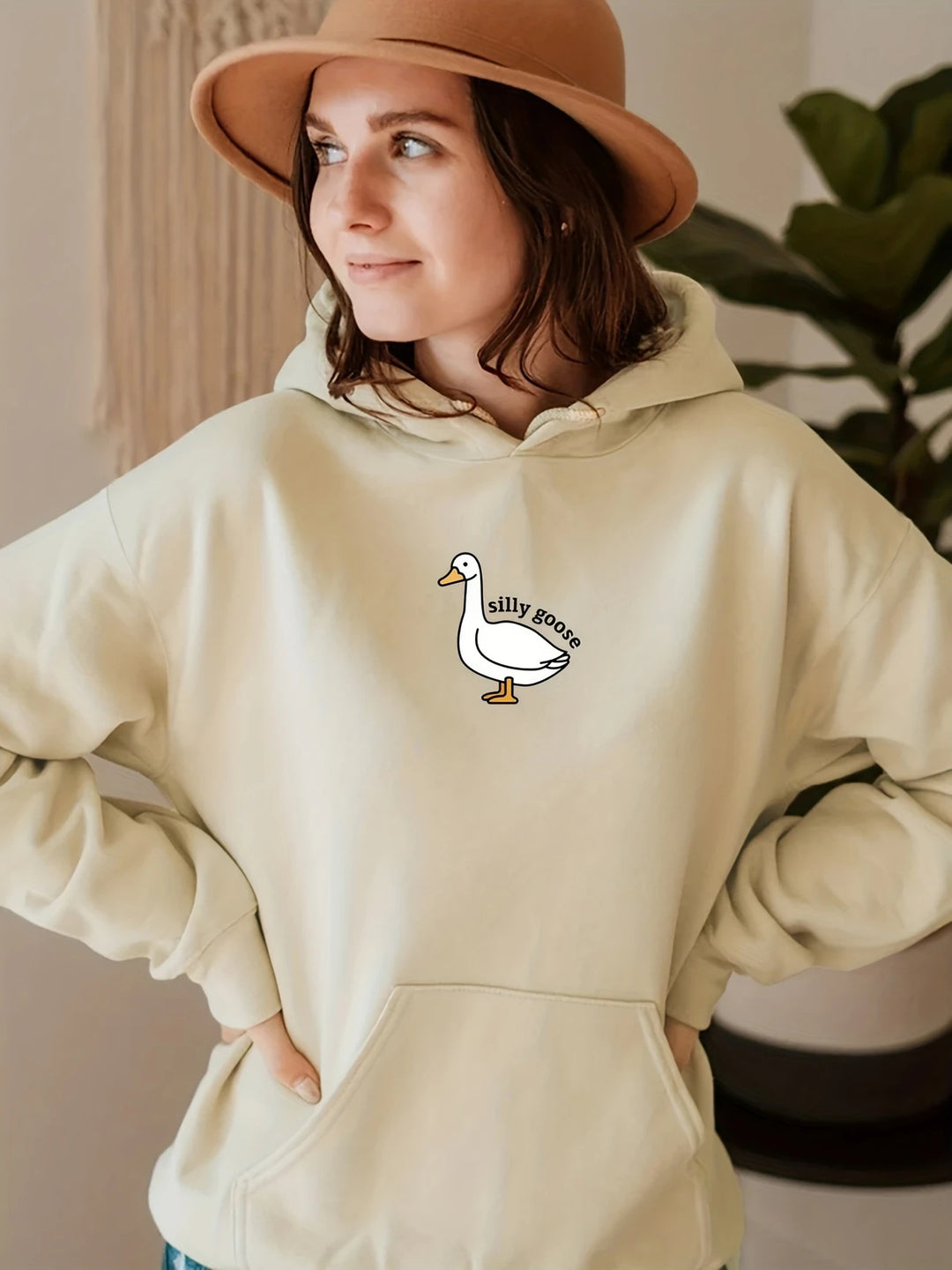Dame hoodie med kreativ gåsemotiv og blødt fleece indeni Stilla