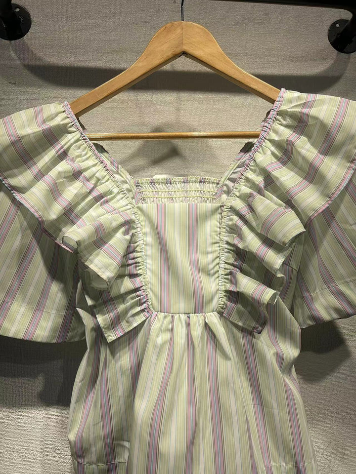 Damebluse med voluminøse flæser og elegant stribet design Stilla
