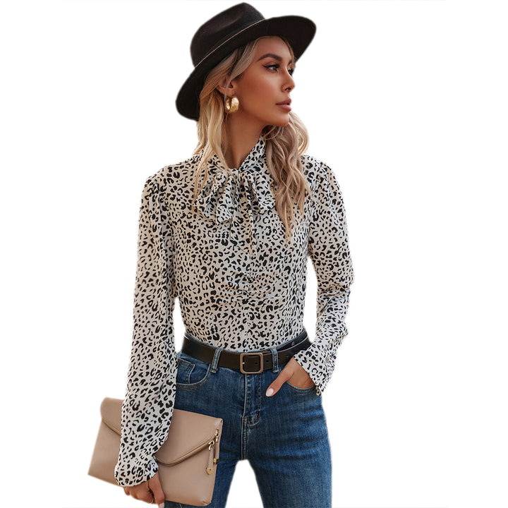 Damer elegant bluse med flæsedetaljer og ædelt leopardmønster Stilla