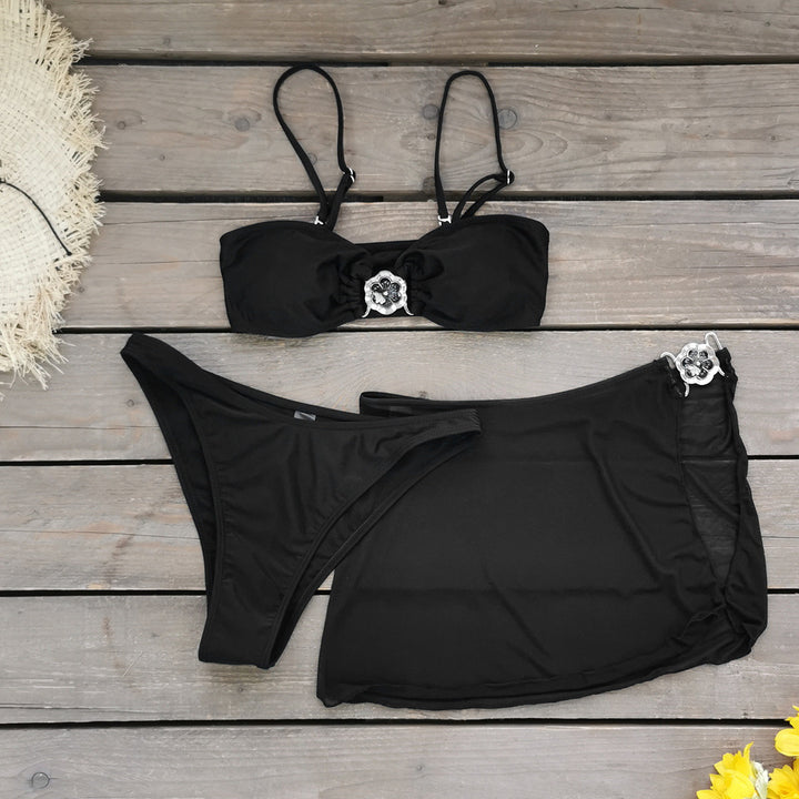 Dame Bikini-sæt med elegant bandeau-top og charmerende nederdel-detaljering Stilla