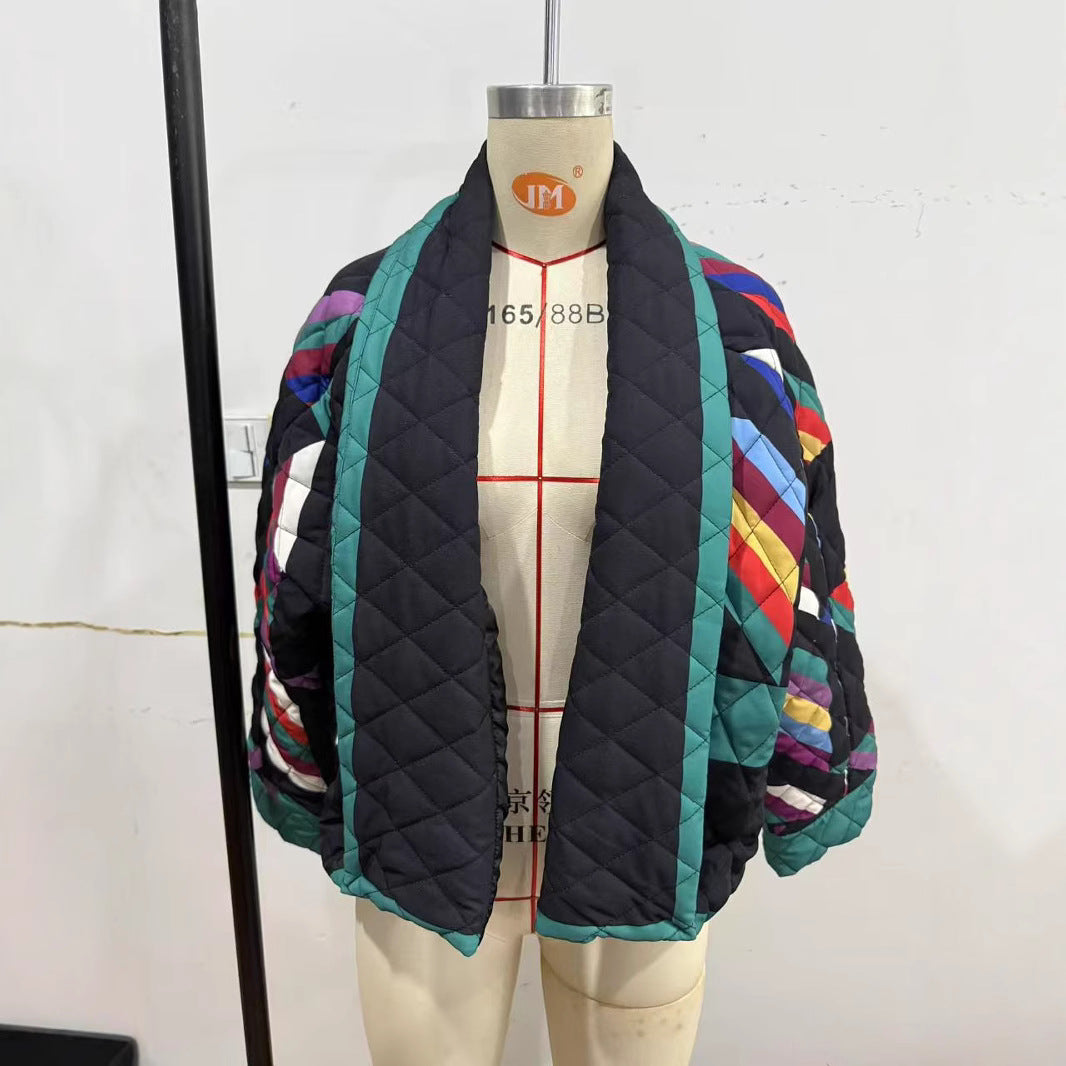 Dame quiltet kimono-jakke med farverigt patchwork-design og moderne accenter Stilla