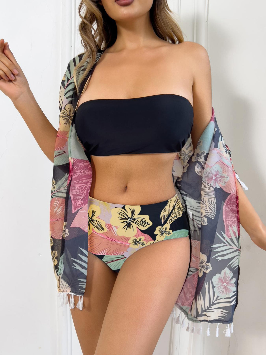 Dame kimono med blomsterdesign og frynset kant Stilla