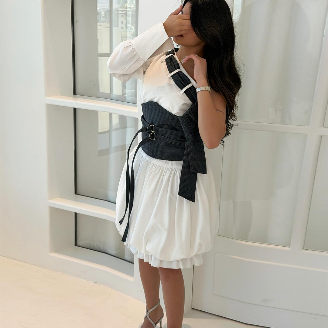 Kvinders Off-Shoulder Kjole med Innovativ Talje Bodice og Voluminøs Nederdel
