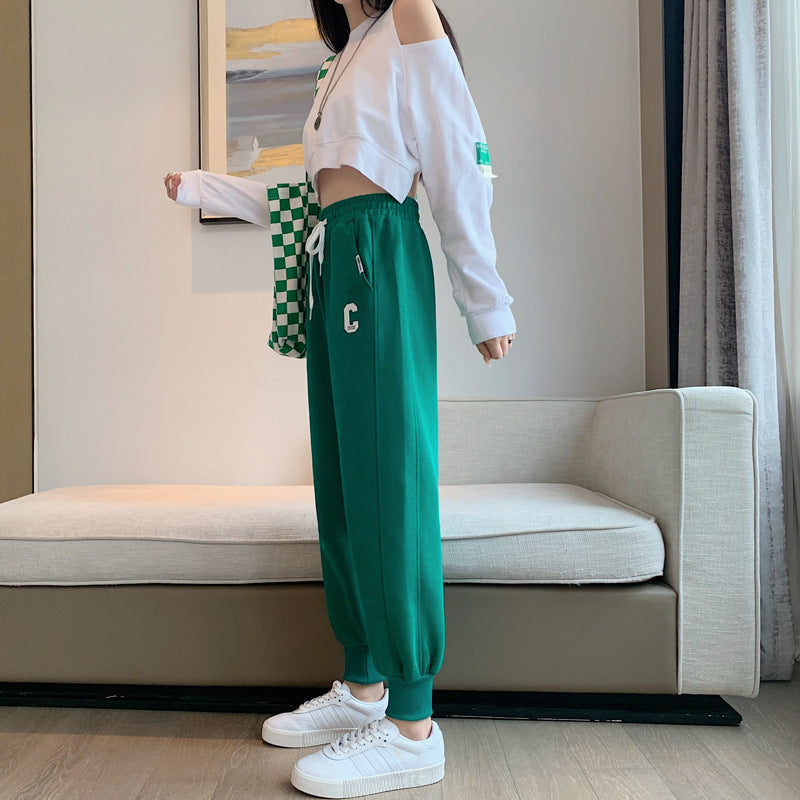 Kvindernes sporty loungewear sæt med cropped top og afslappede sweatpants Stilla
