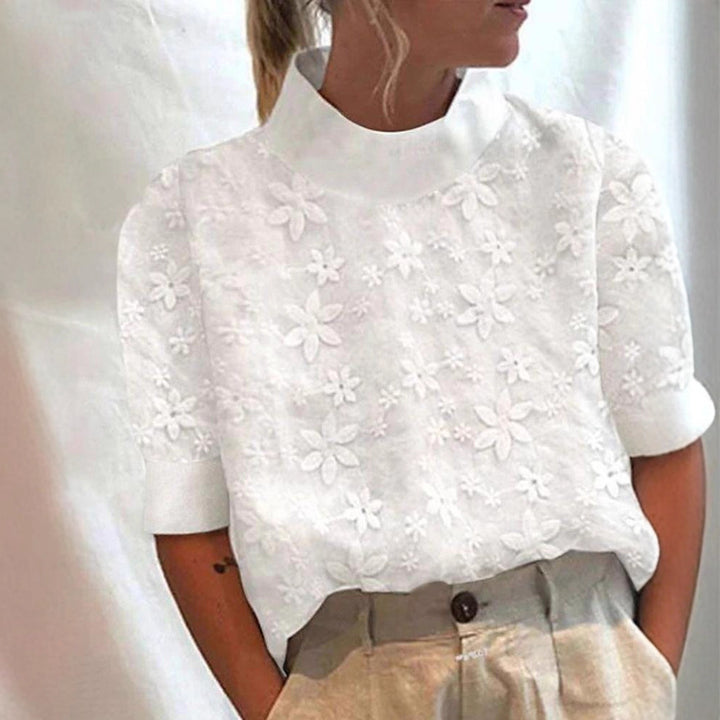 Dame nan let broderet bluse med ståkrave og tredimensionel blomsterapplikation Skovae