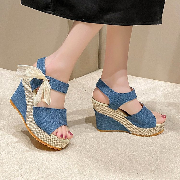 Dame Wedge-sandaler med elegant remdesign og komfortabelt fodseng Stilla