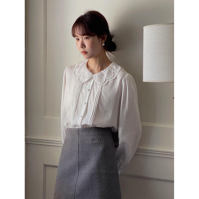 Damebluse med romantisk lacekrave og elegante flæseafslutninger Stilla