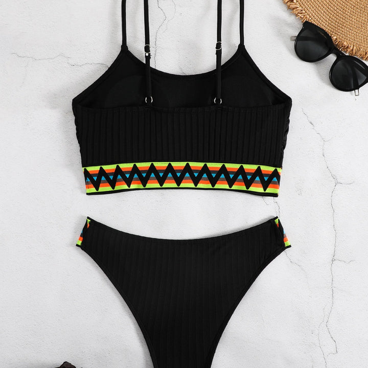 Dame Bikinisæt med trendy ribdesign og farverige accenter Stilla