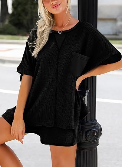 Dame afslappet todelt sæt lavet af struktureret bomuld med oversized T-shirt og shorts Stiila