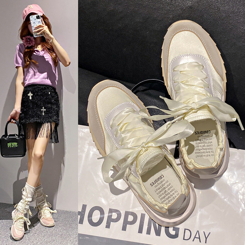 Dame sneakers i modern blanding af sport og elegance med luksuriøse satinsnørebånd Stilla