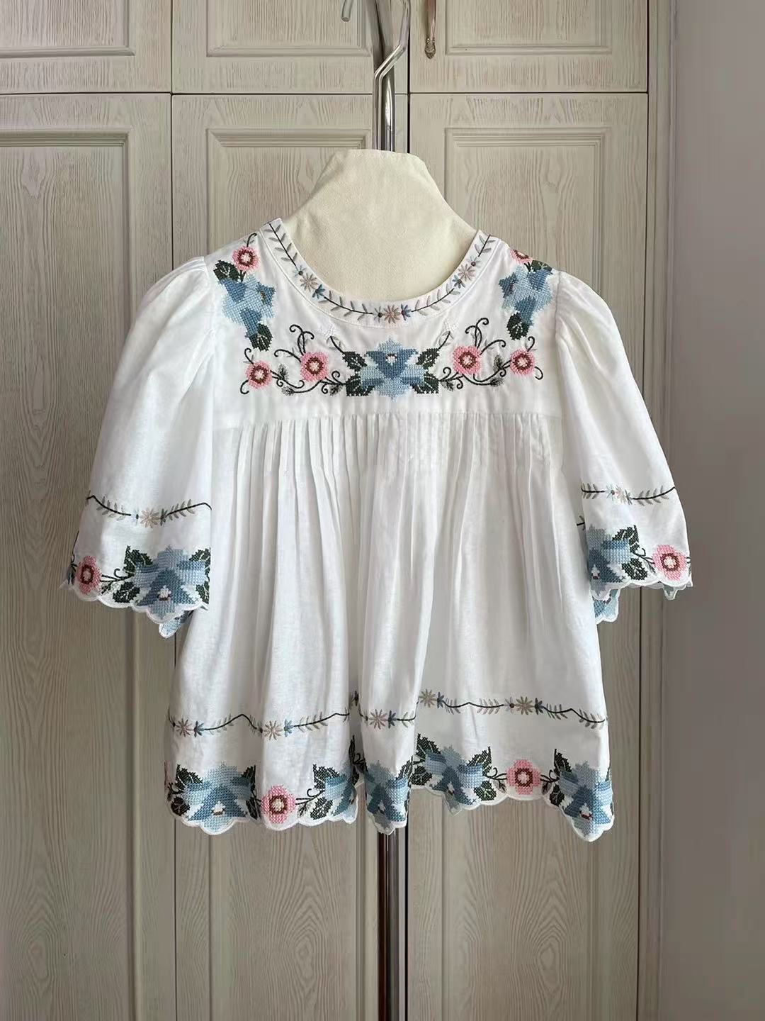 Damebluse med romantiske spidsapplikationer og elegante rufledetaljer Stilla