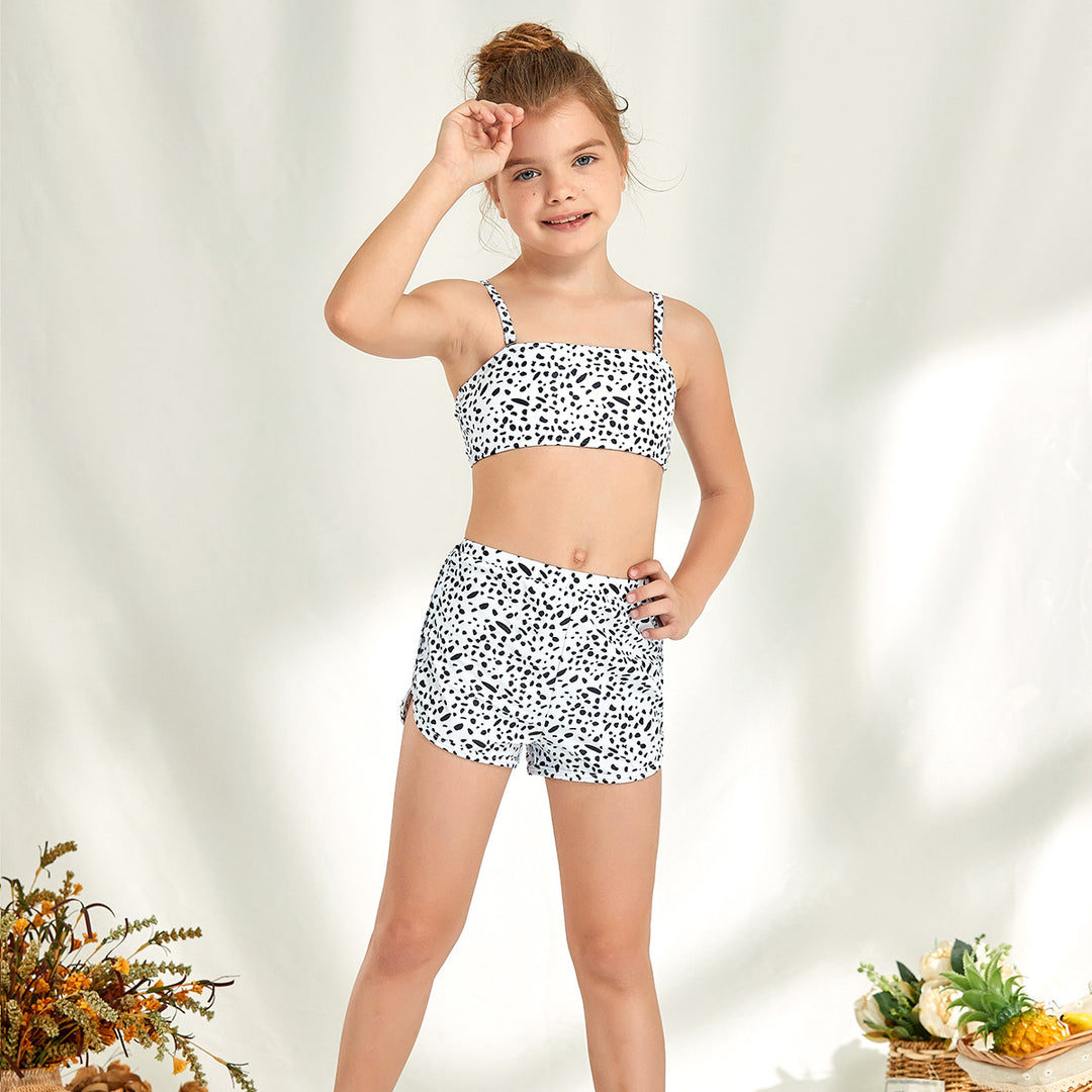 Pigebikini-sæt med moderigtigt crop-top og højt skårne shorts Stilla