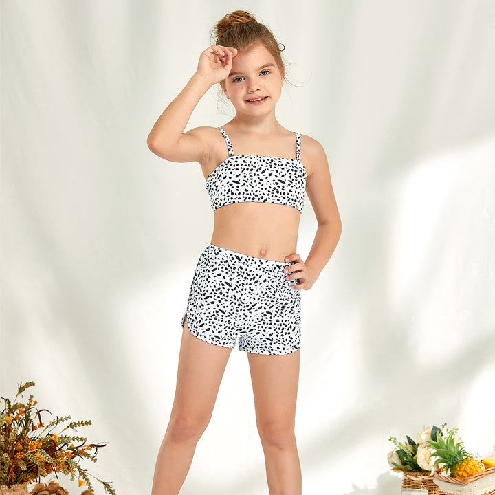 Pigebikini-sæt med moderigtigt crop-top og højt skårne shorts Stilla