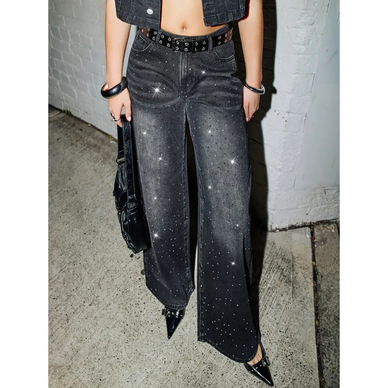 Dame Jeans-outfit i moderne streetstyle med glitrende detaljer Skovae