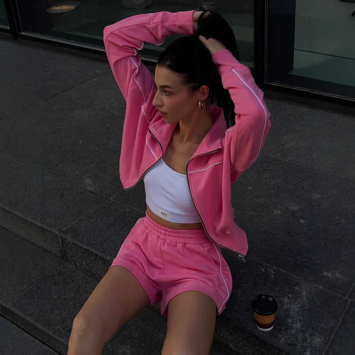Kvinders sporty sæt lavet af blødt bomuldsstof med cropped top og shorts Skovae