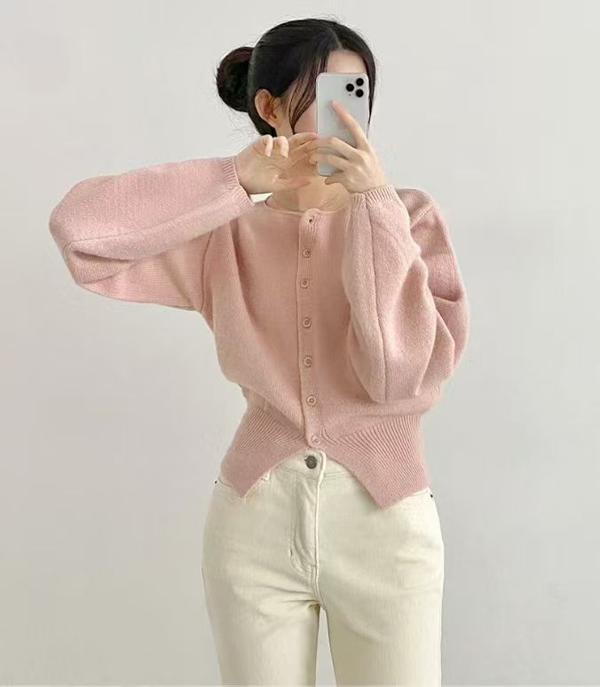 Kvinders crop sweater med knapdetalje og oversized ærmer Stilla