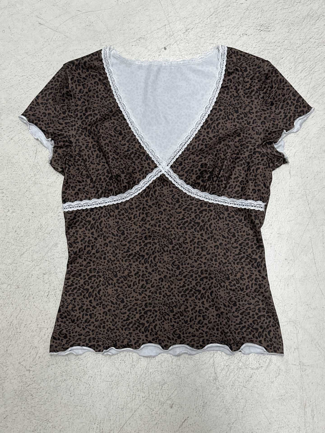 Dame T-Shirt med elegant leopardmønster og fint spidse detaljer Skovae
