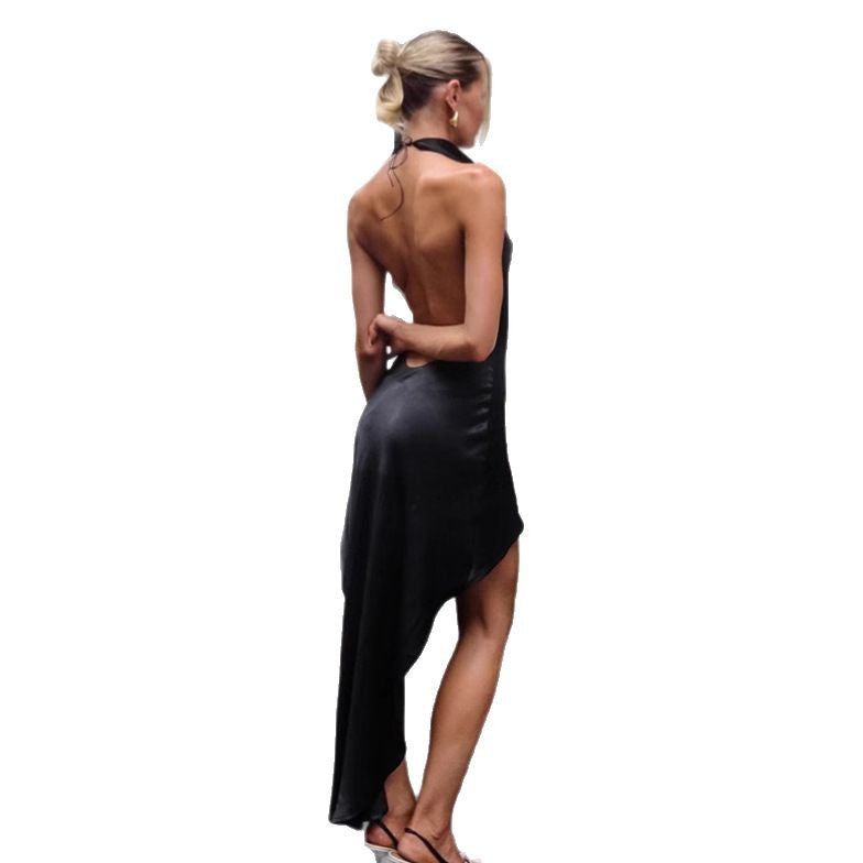 Dame halterkjole med asymmetrisk kant og blank satin-overflade Stilla