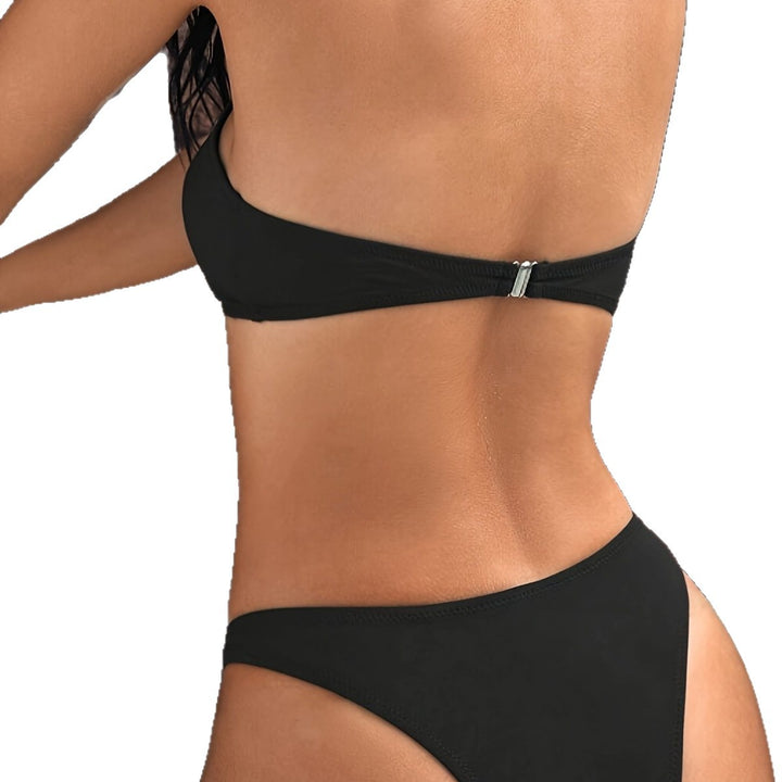 Dame triangel-bikini med moderigtige ringdetaljer og omtænksom snitføring Skovae