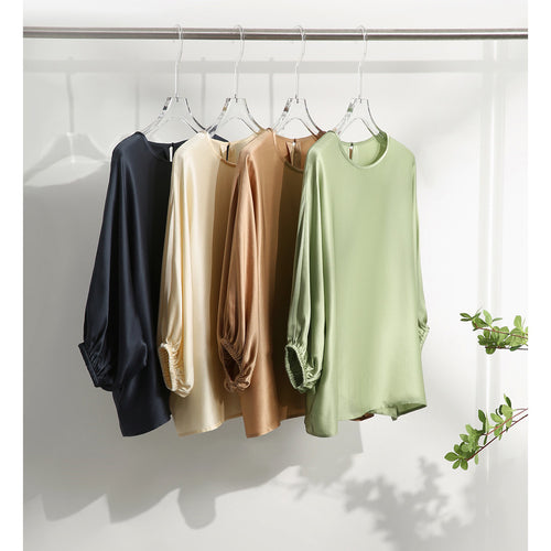 Dame elegant faldende bluse med bredt skårede ærmer og diskret glans Stilla