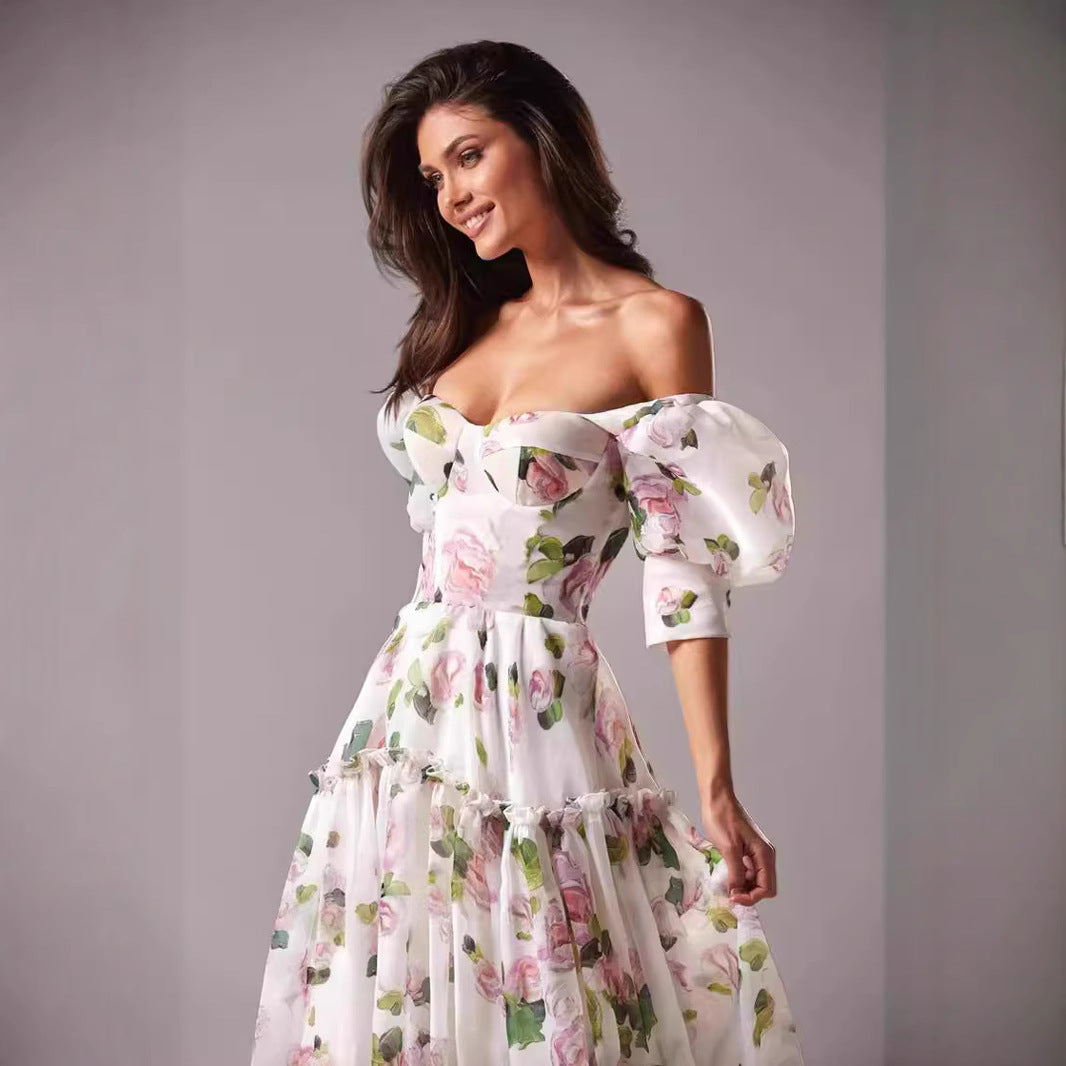 Kvindernes elegante maxikjole med off-the-shoulder flæseærmer og blomsterdetaljer