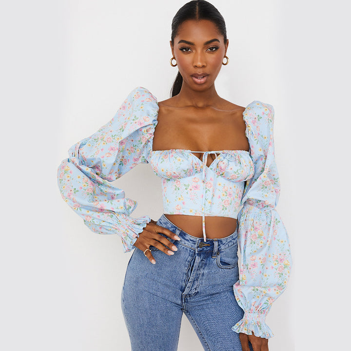 Damebluse med puffede ærmer og blomsterdesign Stilla