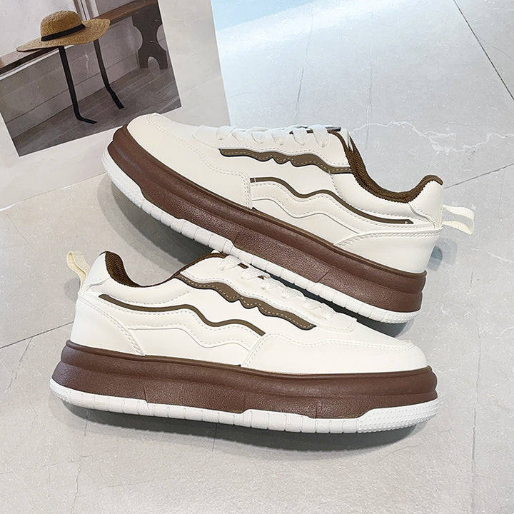 Dame Plateau-Sneakers i moderne design med stitched overfladestruktur og støddæmpende sål Stilla