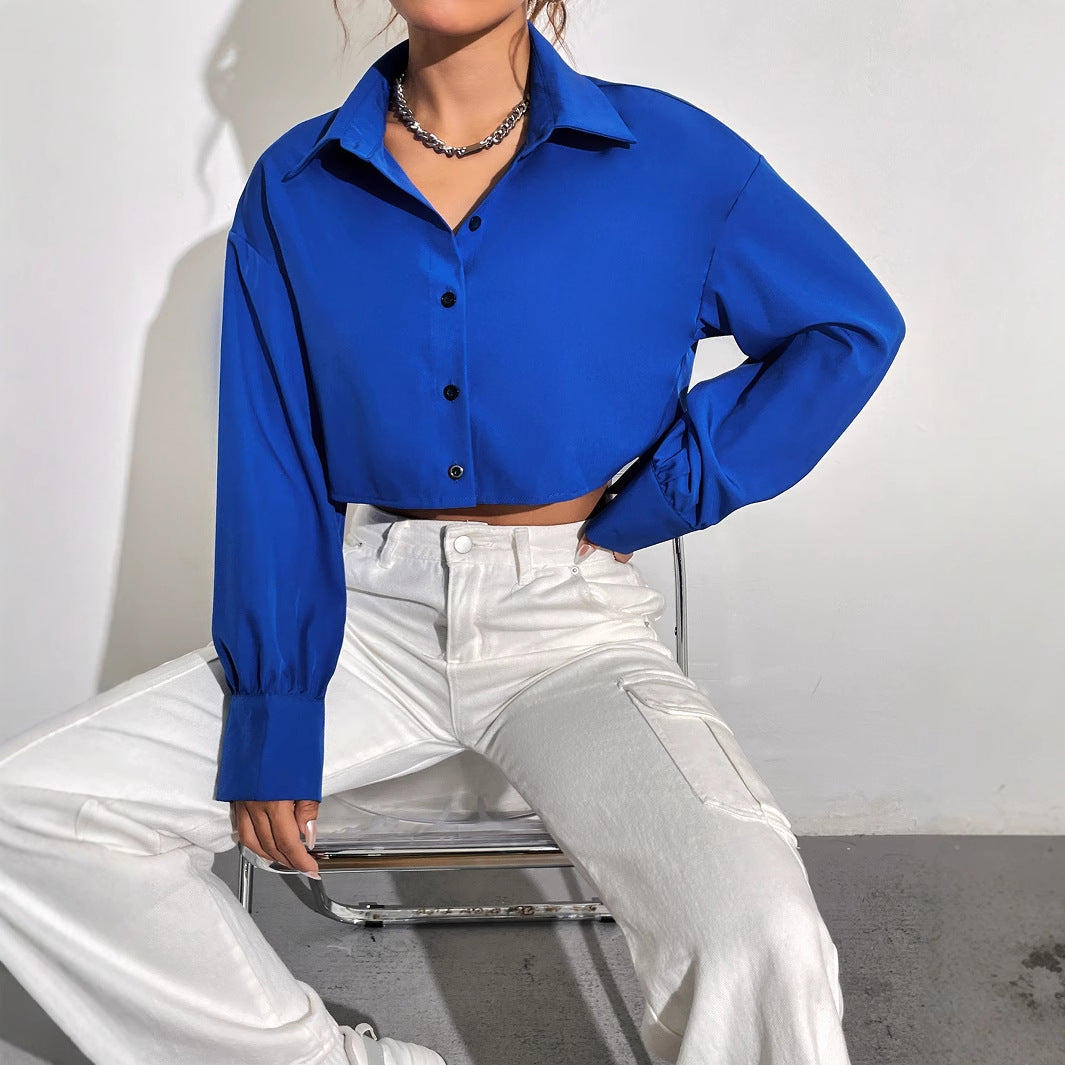 Kvindernes cropped skjortejakke med moderne knapdetaljer og elegante pufærmer Stilla