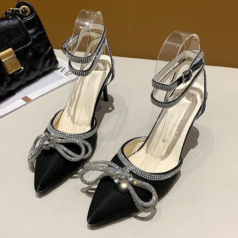Dame nan spids Riemchen-pumps med glitrende strass-sløjfeapplikation og justerbar ankelsnøre Skovae
