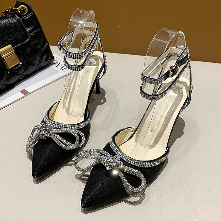 Dame nan spids Riemchen-pumps med glitrende strass-sløjfeapplikation og justerbar ankelsnøre Skovae