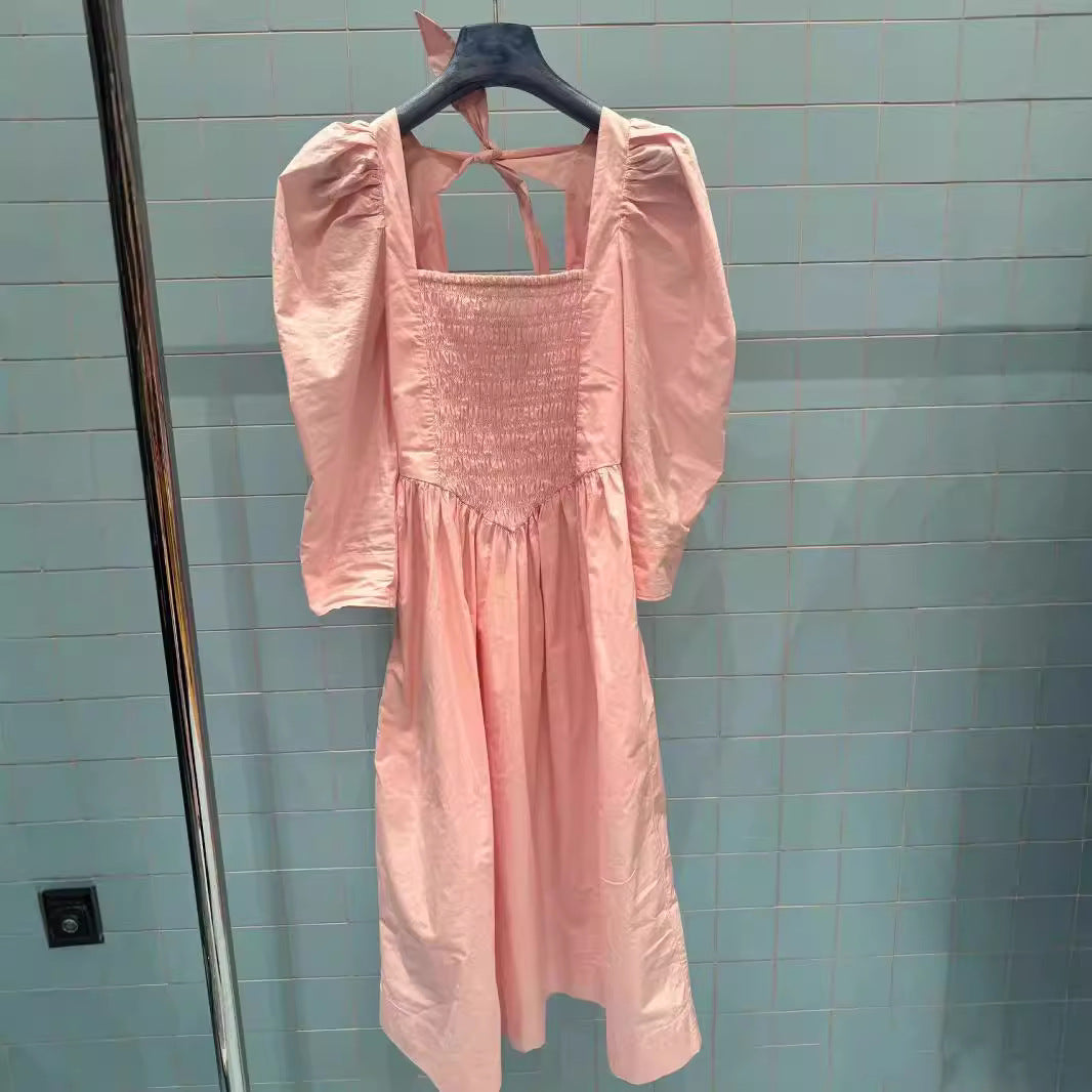 Dame midikjole med rynket overdel og elegante pufærmer Stilla