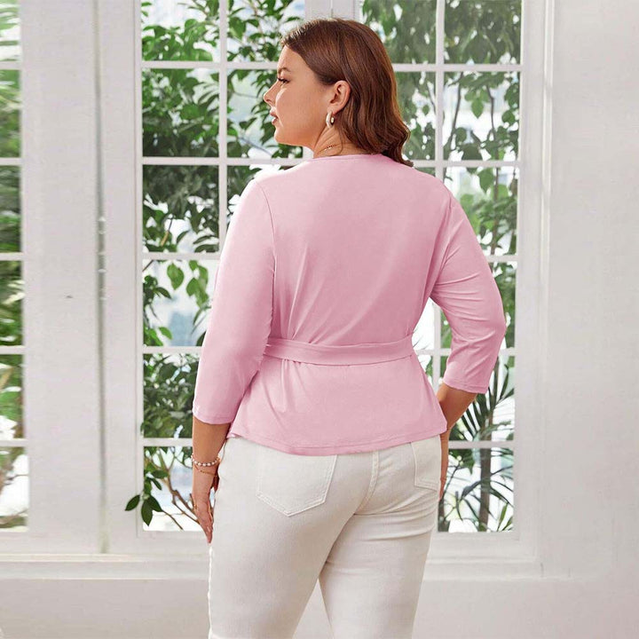 Dame indpakningsbluse med smuk taljering og svingende kant Stilla