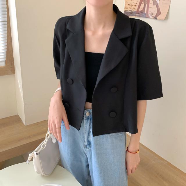 Kvinders korte blazer med dobbelt knaplukning og moderne snit