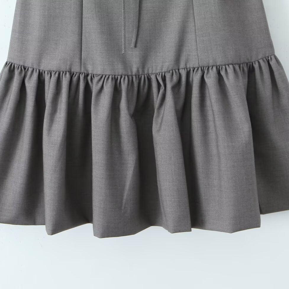 Dame minikjole med puffærmer og elegante flæsedetaljer Stilla