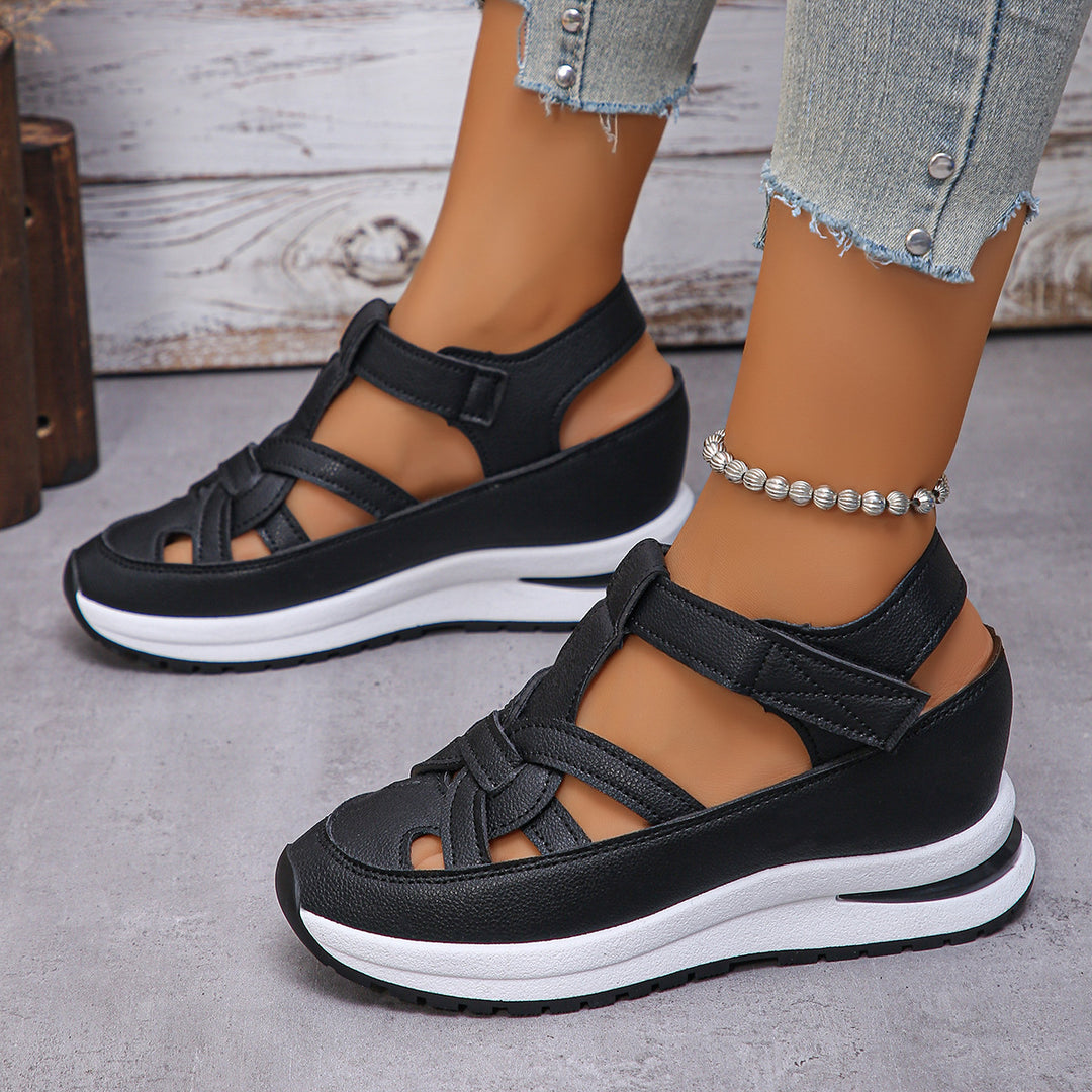 Dame nan sporty plateau-sandalette med flettet remdesign, justerbar velcro lukning og polstret komfortsål Skovae