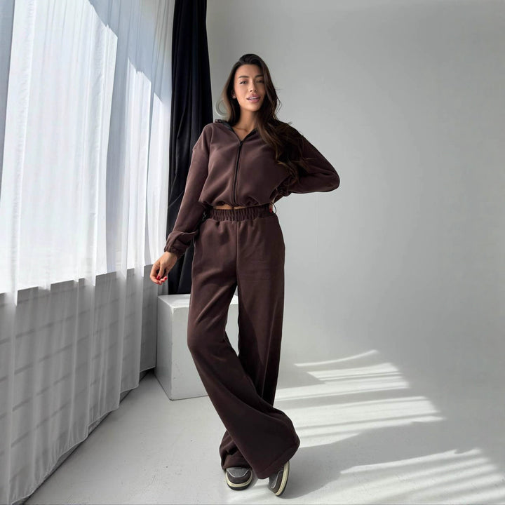 Kvindernes komfortable fleece træningsdragt med elastisk bånd og fashionable detaljer Skovae