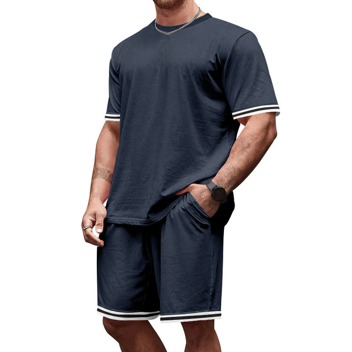 Herre nan sporty jersey sæt bestående af kortærmet t-shirt og bermuda shorts med kontraststriber, elastisk talje og skrålommer Skovae