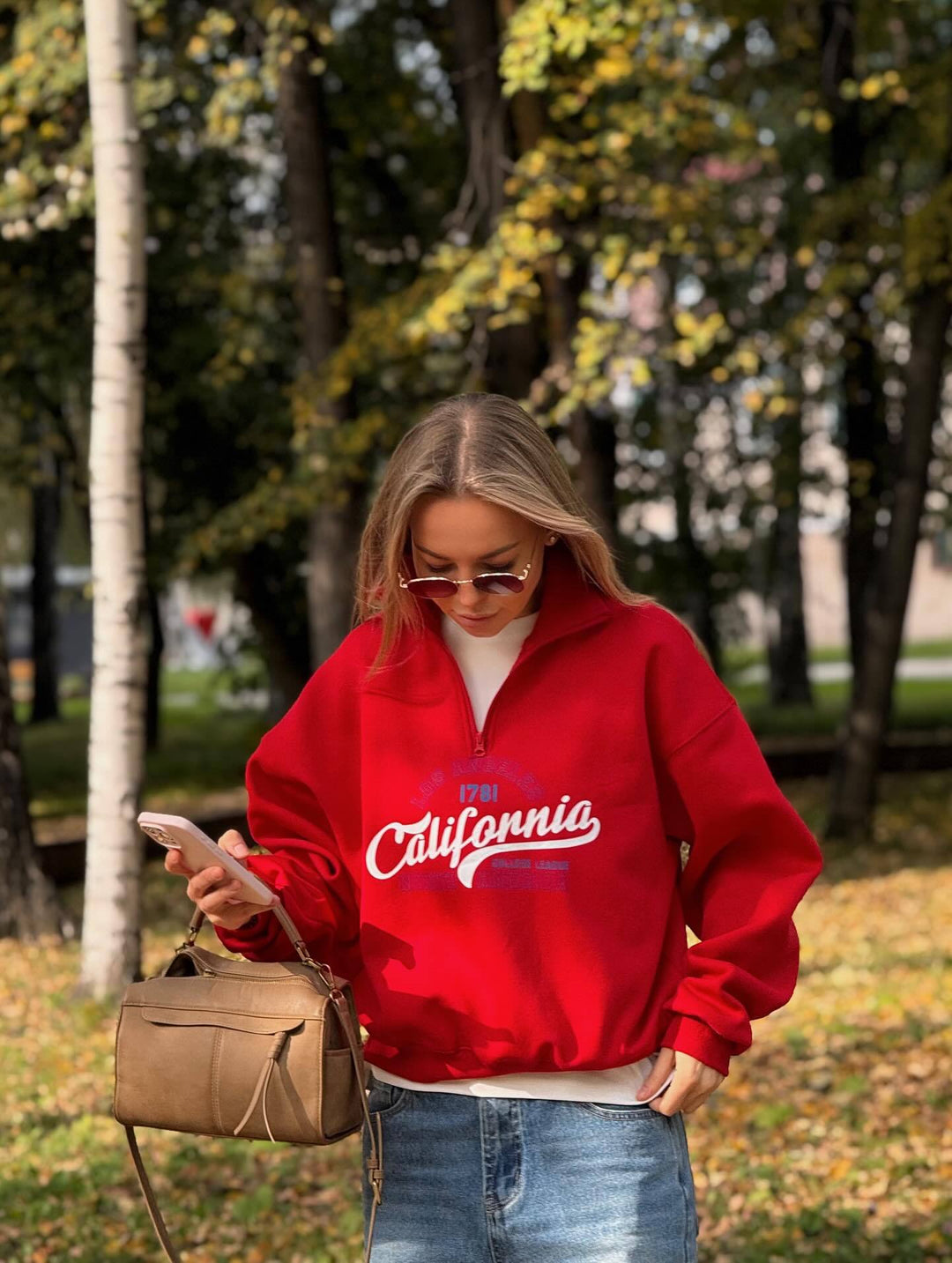 Kvinders hyggelige zip hoodie med fed grafisk print og højt krave Stilla
