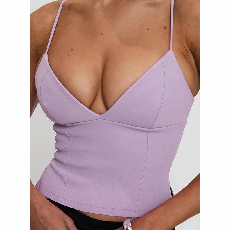 Dame figursyet Cami-top med dyb V-udskæring og elegante splitdetaljer Skovae