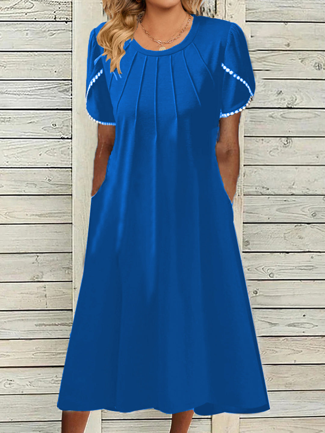 Dame fritidskjole med elegante draperinger og praktiske lommer Stilla