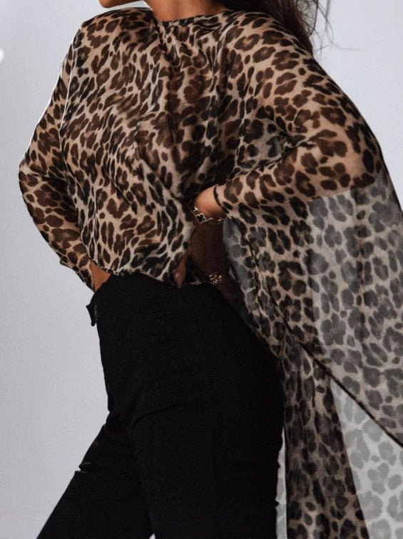 Dame chiffonbluse med asymmetrisk snit og leopardmønster Stilla