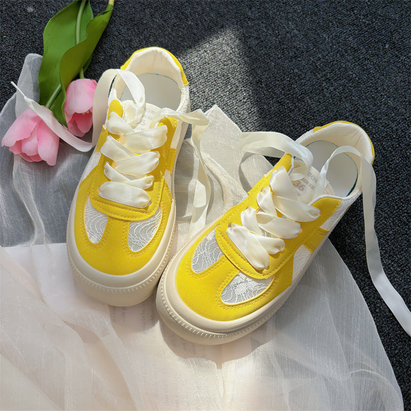 Dame elegante sneakers med skinnende overflade og trendy snøresystem Stilla
