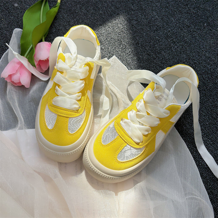 Dame elegante sneakers med skinnende overflade og trendy snøresystem Stilla