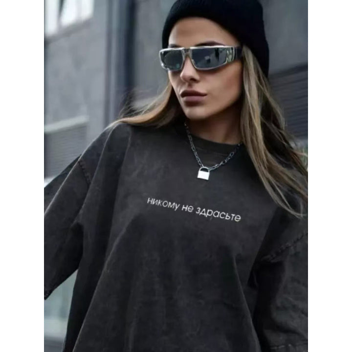 Dame T-shirt med moderne minimalistisk skrift og afslappet oversized snit Stilla