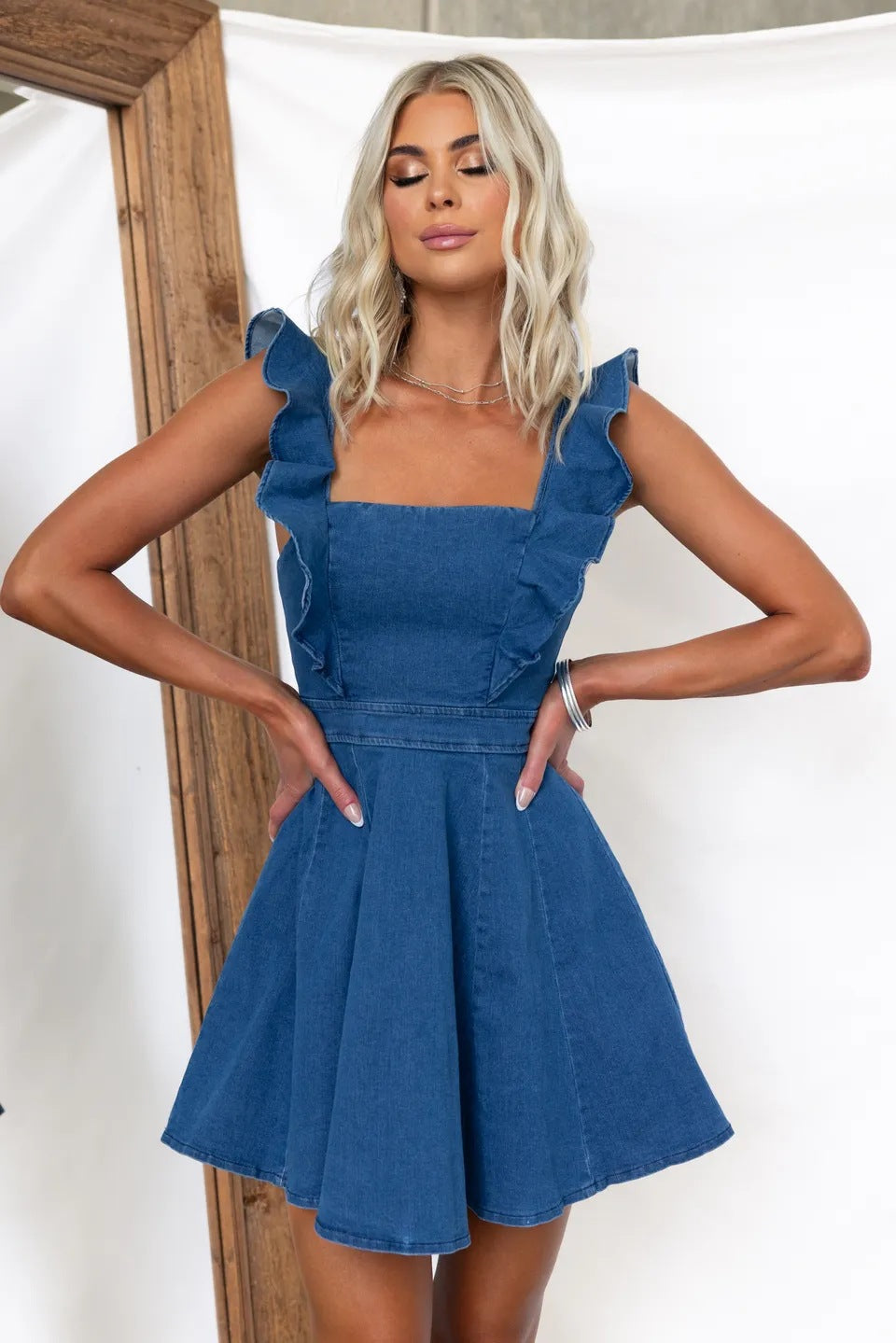 Dame denim-kjole med flæsedetaljer og feminin silhuet Skovae